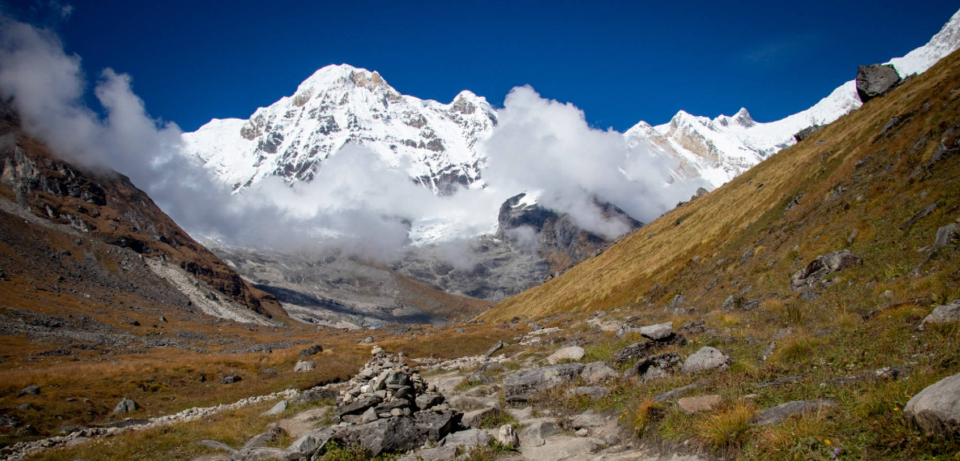 Achterin de vallei ligt het Annapurna basis kamp.