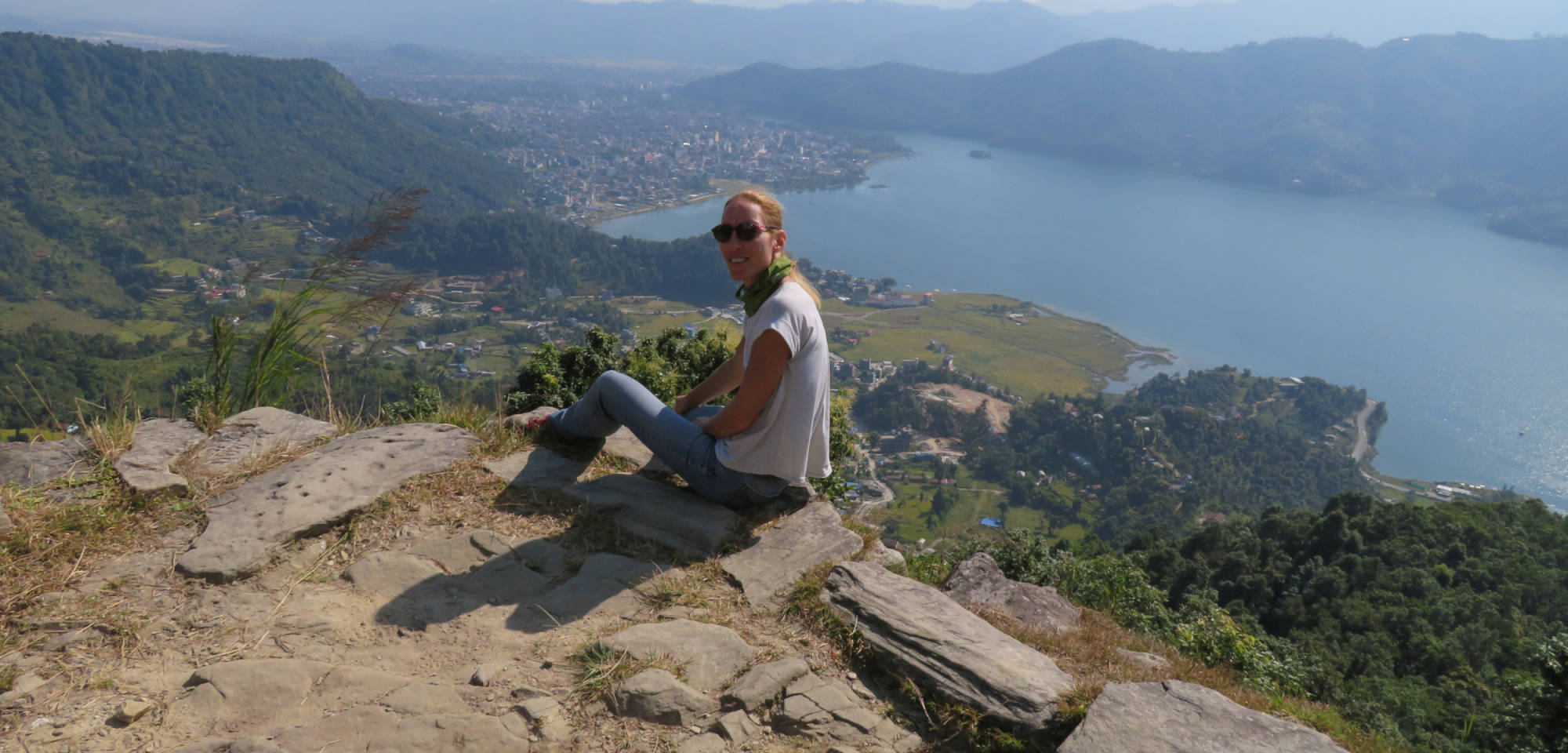 In de Kaski heuvels uitkijkend over Pokhara, Nepal.