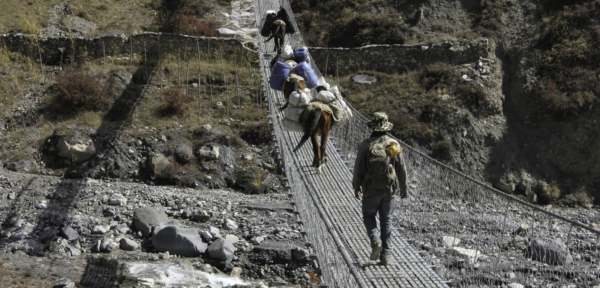 De hangbrug over de Kali Gandaki-rivier.