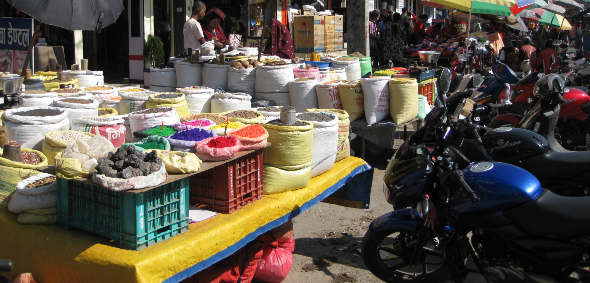 De kleurrijke locale markt van Pokhara ...