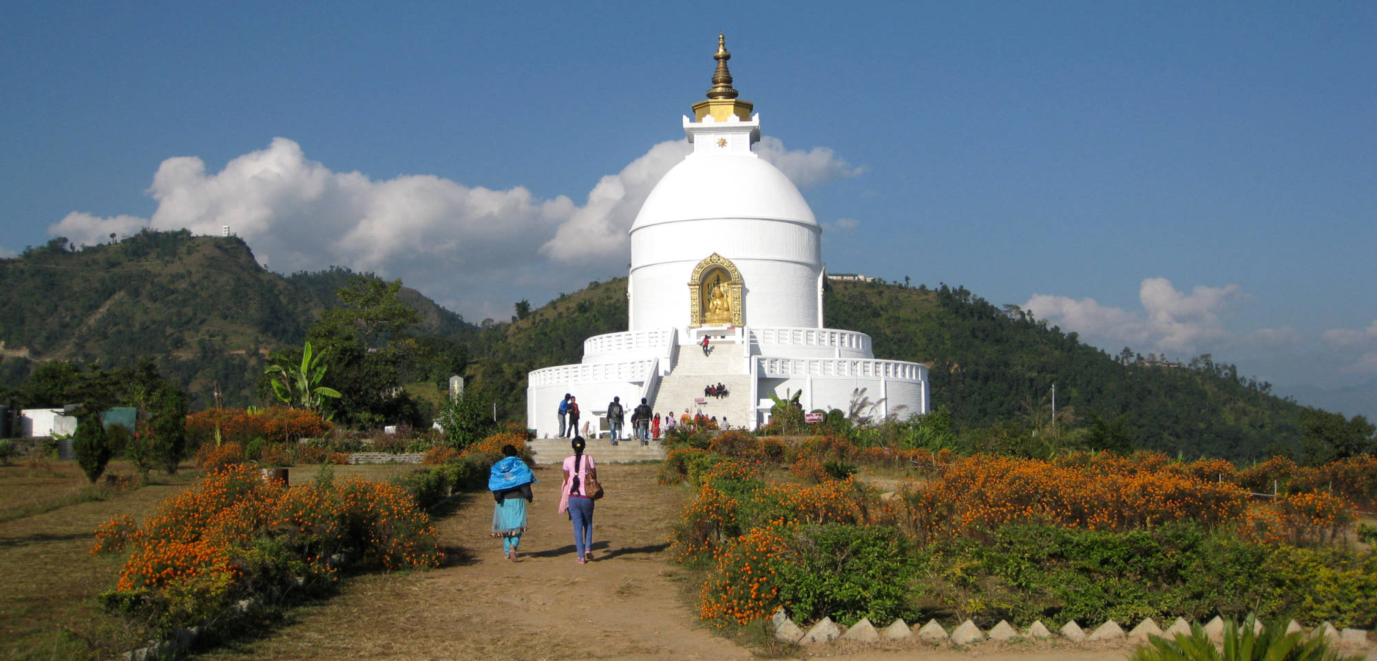 Pokhara biedt ook vele bezienswaardigheden zoals deze Stupa & uitzichtpunt.