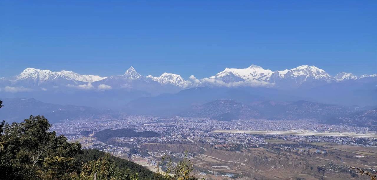 Pokhara en het indrukwekkende Annapurna massief ...