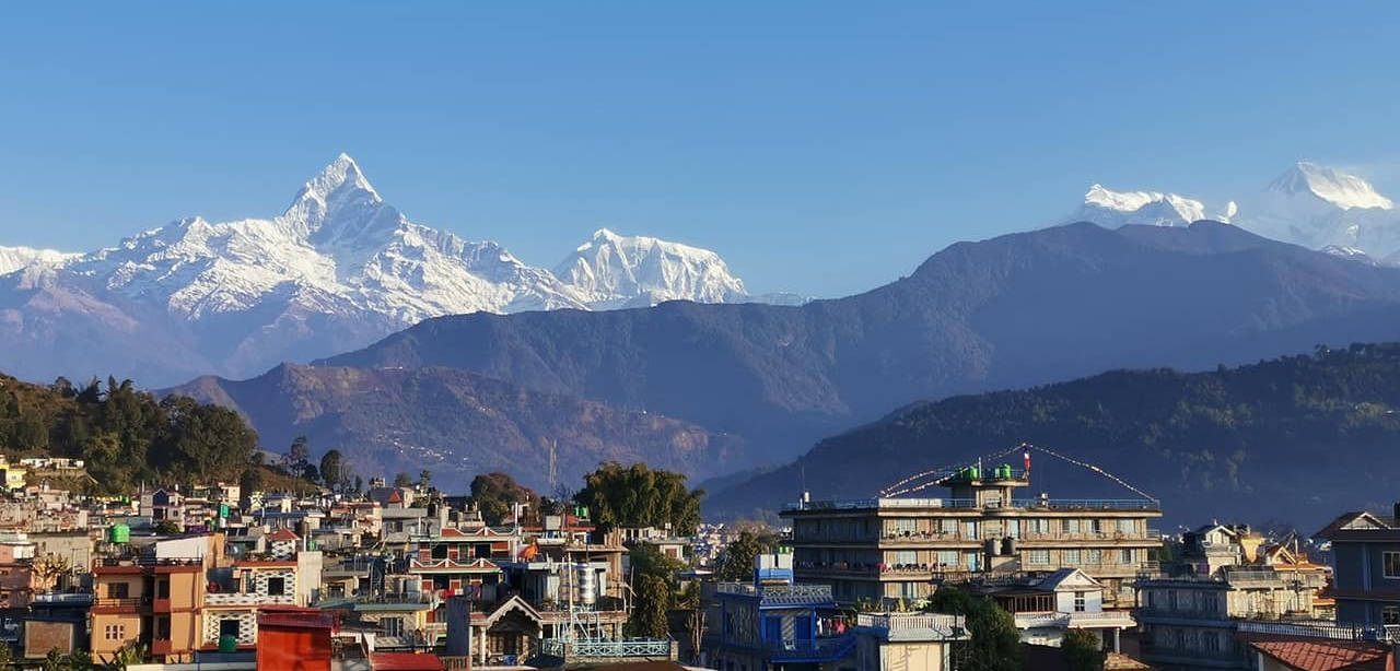 Pokhara stad met Mount Fishtail in de achtergrond.