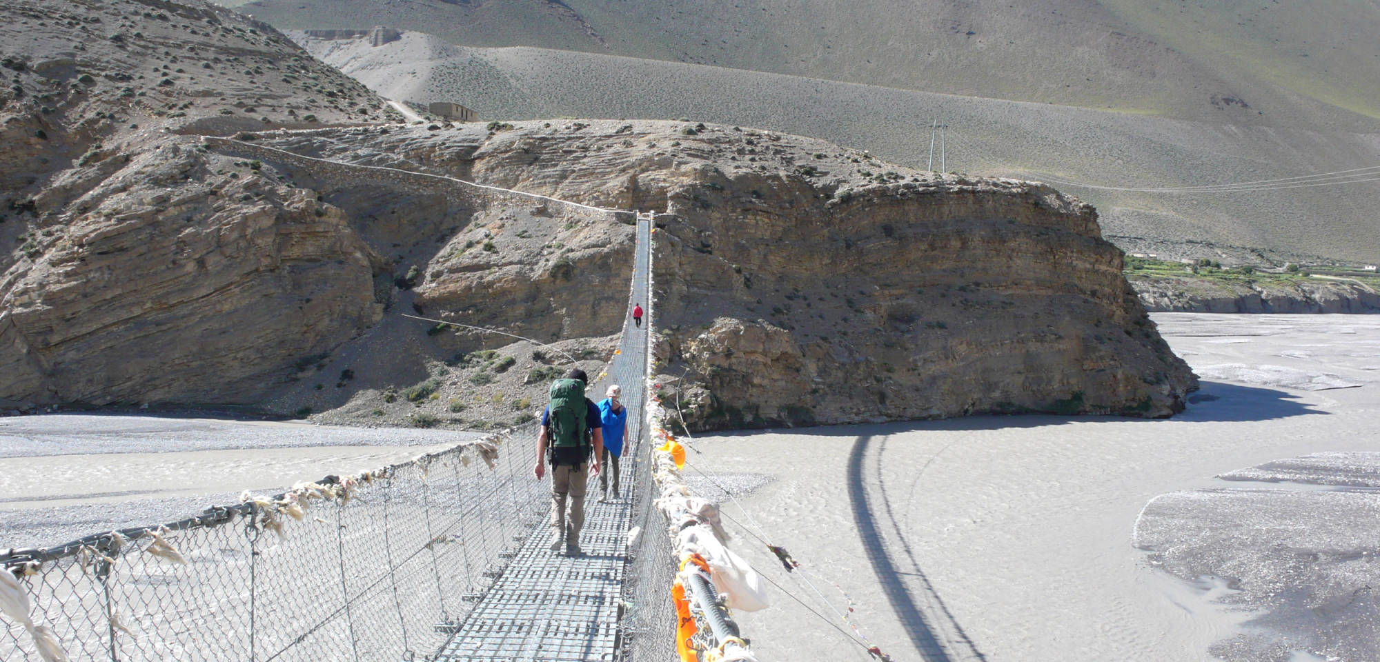 De lange hangbrug over de Kali Ghandaki rivier.