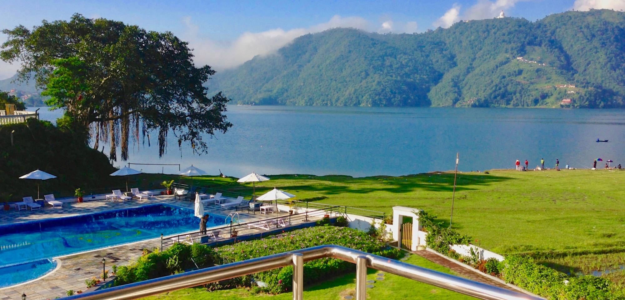 Het luxe Waterfront Hotel net buiten Pokhara ...